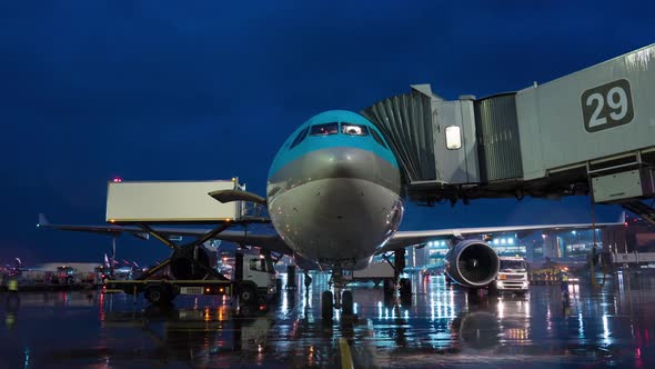 Timelapse of Deboarding and Servicing Arrived Plane at Night alt