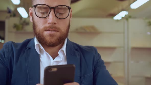 Caucasian Bearded Guy Use Mobile alt