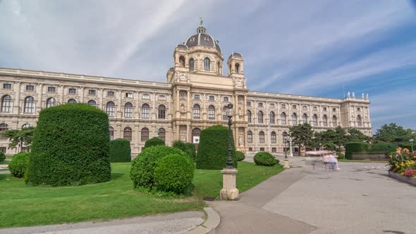 Beautiful View of Famous Naturhistorisches Museum Timelapse Hyperlapse with Park and Sculpture in alt