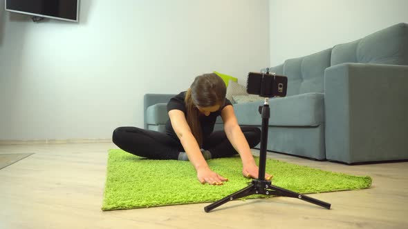 fitness exercises, home sports. An instructor-blogger does sports on camera. alt