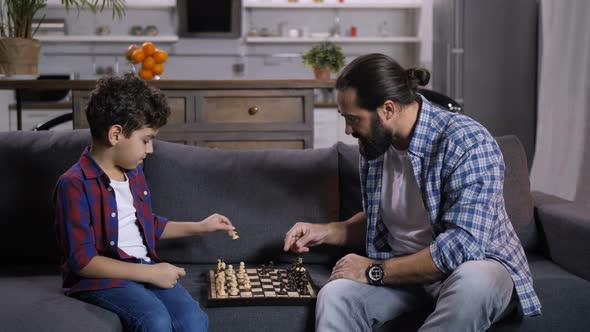 Inetelligent Father Teaching Son To Play Chess alt