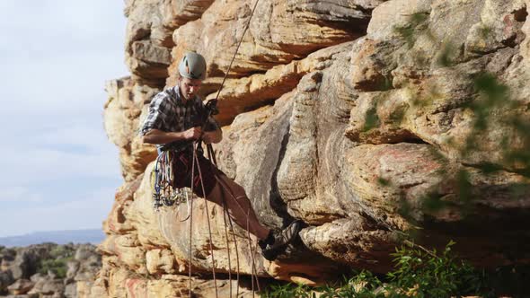 Mounatineer adjusting the rope alt