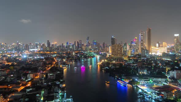 Time lapse of boats with Chao Phraya River, Bangkok Downtown skyline. Thailand. alt
