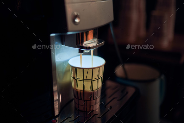 Vending coffee machine and paper cup