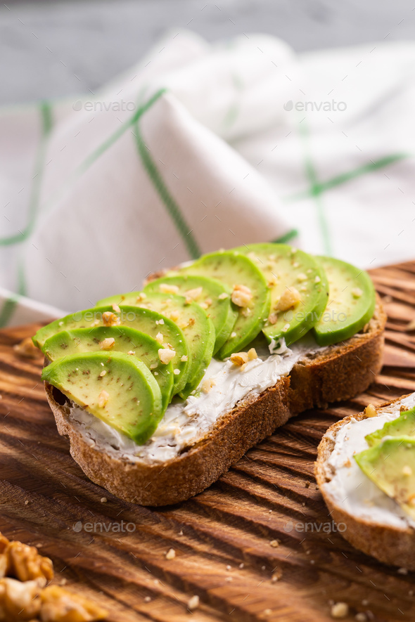 Avocado sandwich on dark rye bread made with fresh sliced avocados from