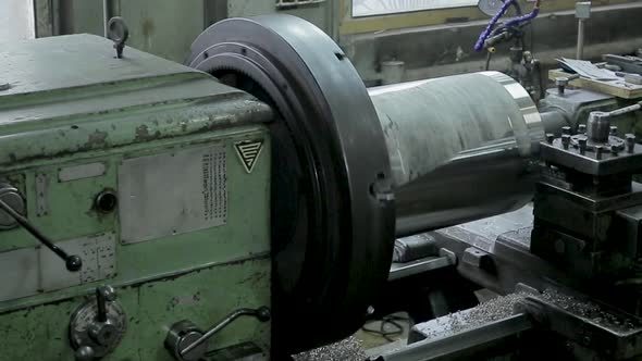 the Process of Grinding Large Metal Cylindrical Parts in Production