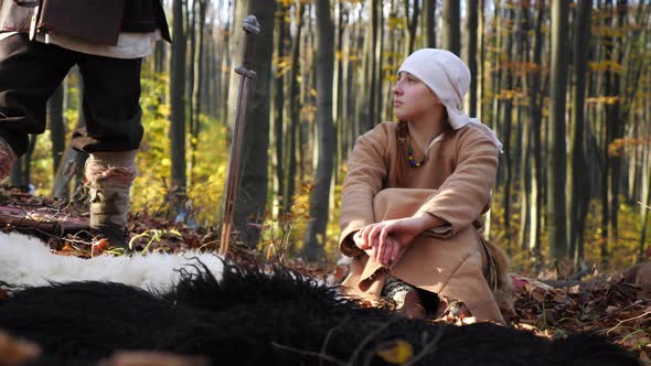 Woman sitting on the ground alt