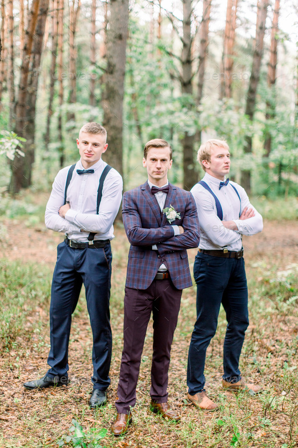 Handsome, successful groom posing with bestmen outdoors, group shot of  newlywed groom standing in park with groomsmen in stylish suits photo –  Necktie Image on Unsplash