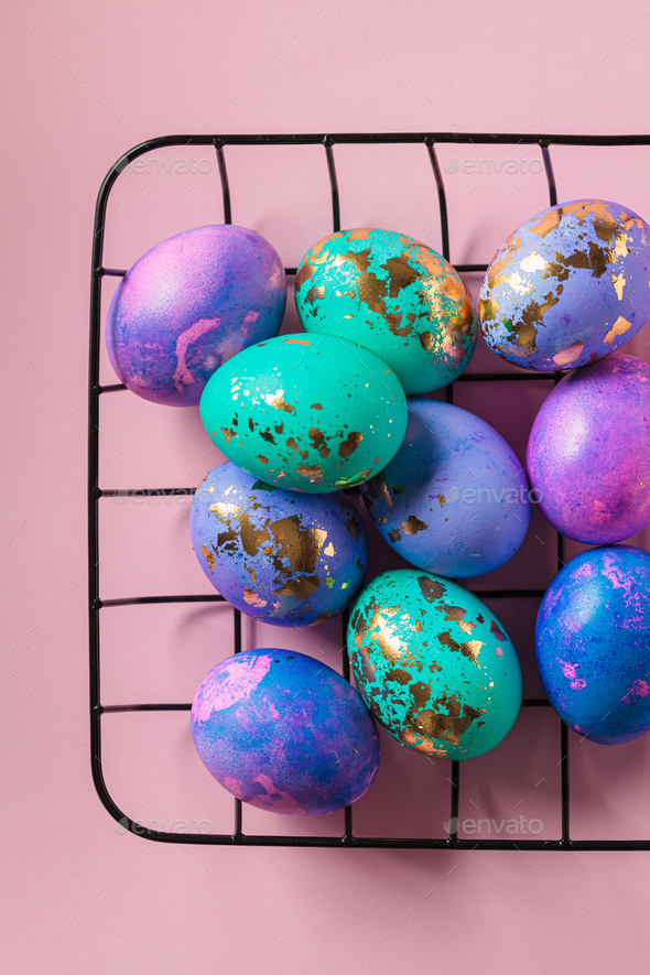 Easter eggs: Chào mừng đến với mùa Phục Sinh với những quả trứng đầy màu sắc! Từ những họa tiết đơn giản đến những hoạt tiết cầu kỳ, các quả trứng Phục Sinh sẽ làm cho mùa lễ hội của bạn trở nên đầy vui vẻ và sôi động.