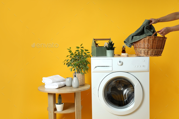 Bạn có biết khái niệm về công việc nhà tuyệt vời như thế nào không? Hãy tới xem hình ảnh về máy giặt trên nền màu vàng để hiểu thêm về sự tiện lợi và tiết kiệm thời gian khi làm việc nhà.