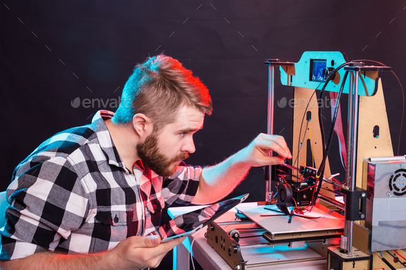Man student makes the item on the 3D printer