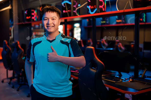 Esports gamer well played in tournament at cyber club
