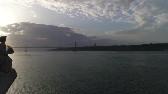 Padrão dos Descobrimentos Over River Tejo at Sunrise. Lisbon, Portugal alt