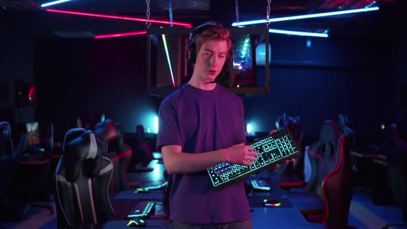 A Young Streamer Talks About the Advantages of the New Gaming Keyboard to His Subscribers Holds the alt