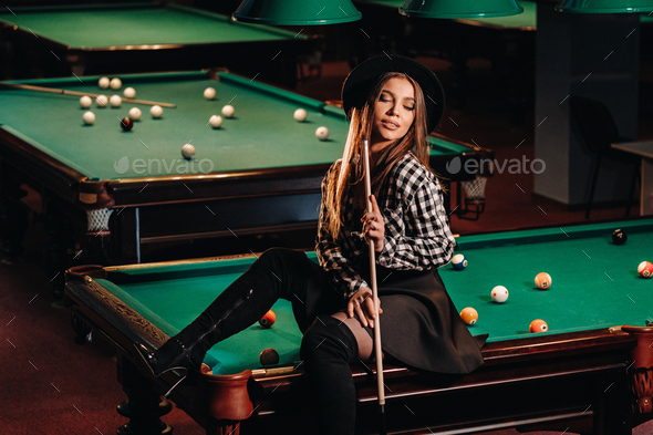 Billiard game online training course, woman playing billiards