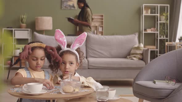 Time Lapse of Two Little Sisters Solving Puzzles at Home alt