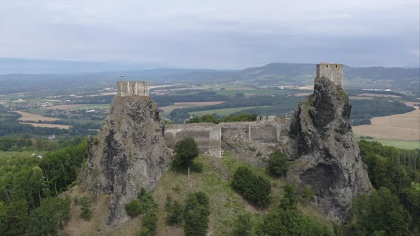 Trosky castle ruins built on rocky outcrops,countryside view,Czechia. alt