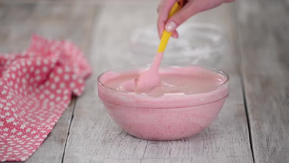 Confectioner Mixing Berry Mousse for Cake alt