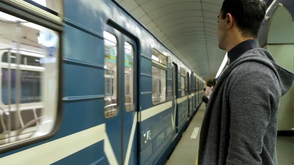 Man entering a subway train alt