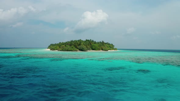 Fast drone motion to tropical island in Maldives alt