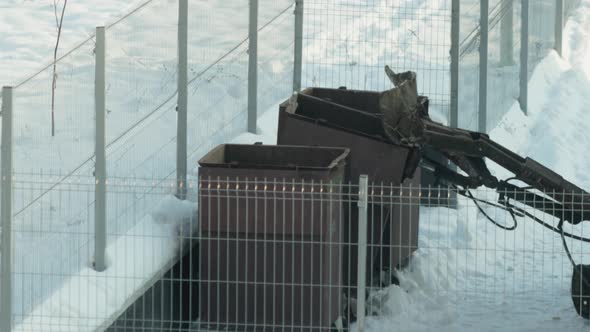 Removing Rubbish in Garbage Cans with a Garbage Truck a Hydraulic Arm Pours Garbage From a Garbage alt