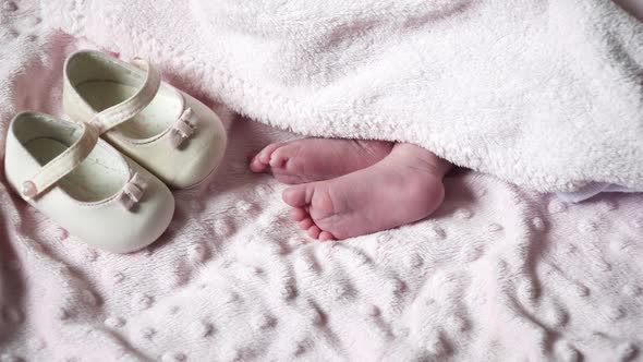 Close Up of Feet of a Newborn Baby alt