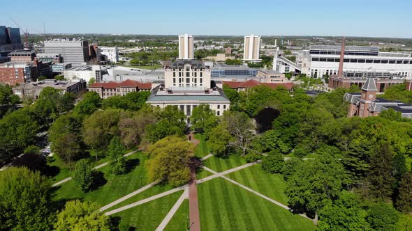 Ohio State University campus and oval with University Hall an Thompson Library alt