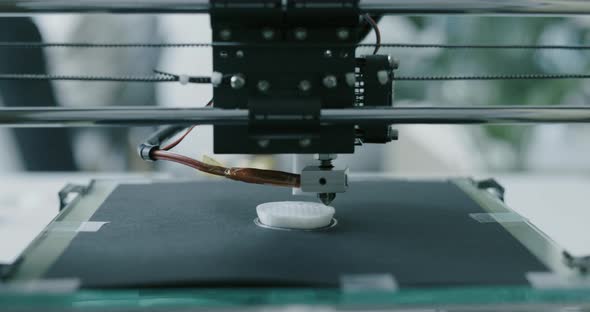 3D printer working in the print lab alt