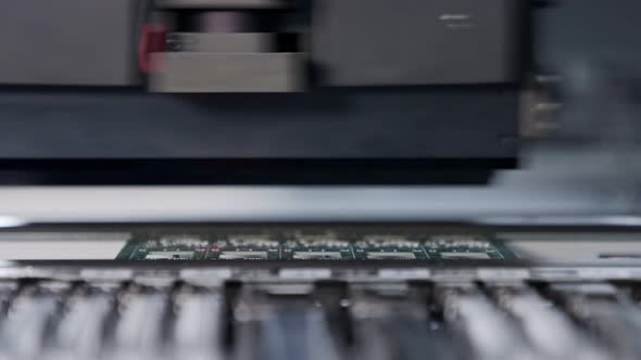 SMT machine places resistors, capacitors, transistors on circuit boards at high speed alt