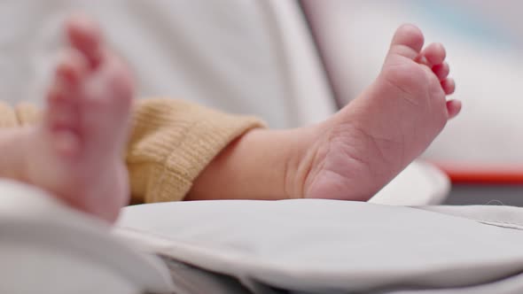 Close up barefoot of newborn baby lying on baby bed relax and comfortable alt