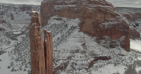 Canyon de Chelly National Monument on a snowy morning alt