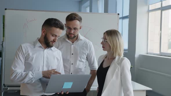 Duscussion of Three Coworker About Their Work Online alt