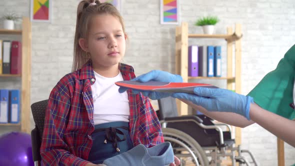 Orthopedic Doctor Tells a Teenage Girl About Orthopedic Insoles Close Up alt