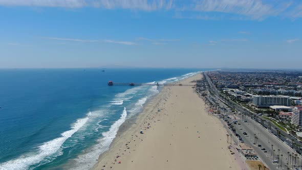Flying towards the Huntington Beach Pier. alt