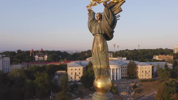 Golden Monument of Idependence in the Centere of Kiev alt