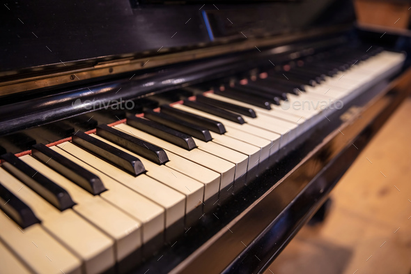 Phím đàn piano trên nền nhạc gỗ cũPhím đàn piano trên nền nhạc gỗ cũ  