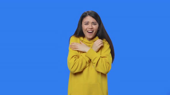 Portrait of Pretty Brunette Looking at Camera with Wow Delight and Admiration alt