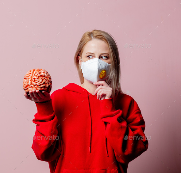 Woman in FFP2 anti-dust standart face mask hold human brain