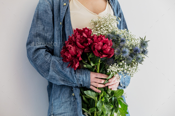 Female hands holding bouquet of peonies, Eryngium and Gypsophila ...