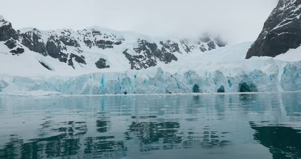 MS PAN Snow covered mountains and glacier surrounding bay / Sanaviron Peninsula, Antarctica