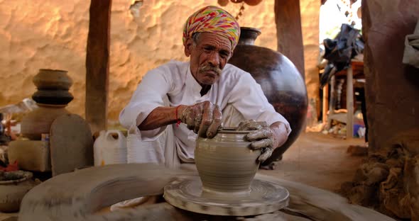 Indian Potter at Work: Throwing the Potter's Wheel and Shaping Ceramic Vessel and Clay Ware: Pot alt