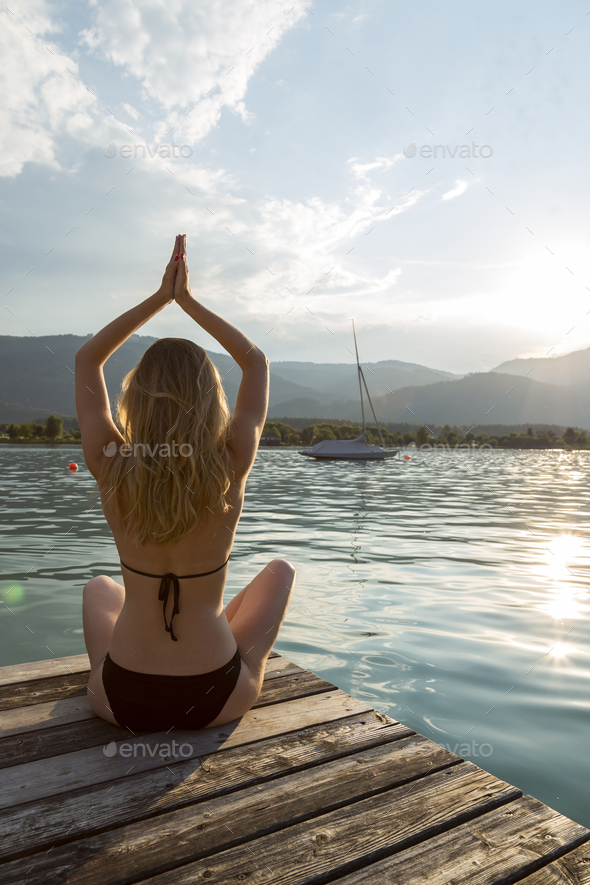 Christine Quinn performs splits, yoga poses in tiny blue bikini on  paddleboard during Italian getaway | Fox News