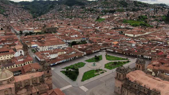 Panoramic View of a Deserted Plaza De Armas, City of Cusco and Andes Mountain in the Background - Fo alt
