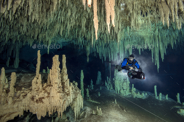 Mexico, Yucatan, Tulum, cave diver in the system Nohoch Na Chich