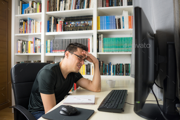 Man in front of the computer that does not understand something.