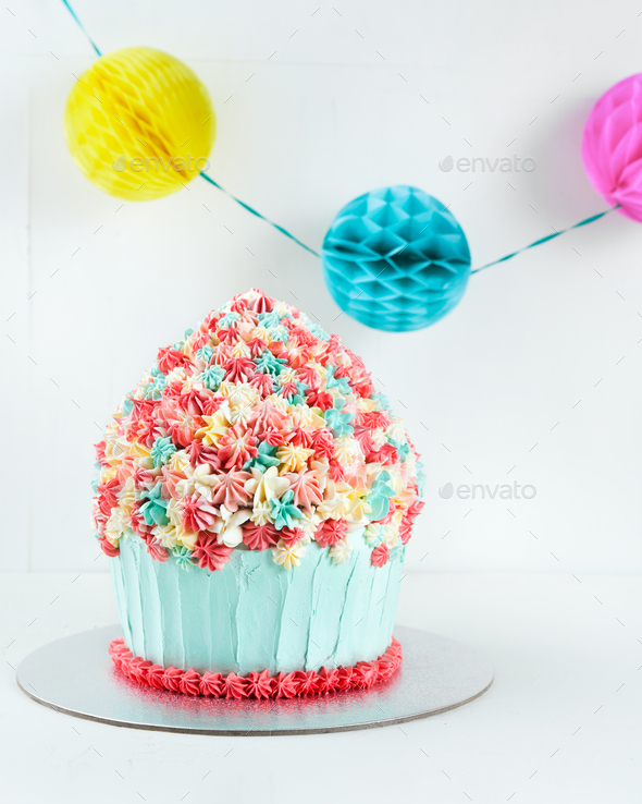 Fun cake giant cupcake por celebration birthday party.