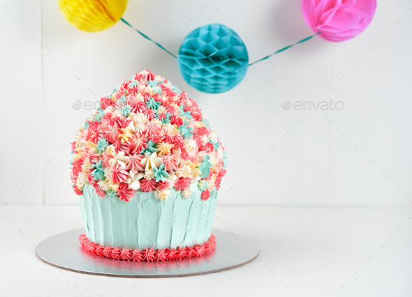 Fun cake giant cupcake por celebration birthday party.