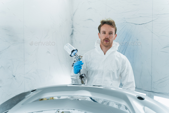 Car painter with painting gun in chamber