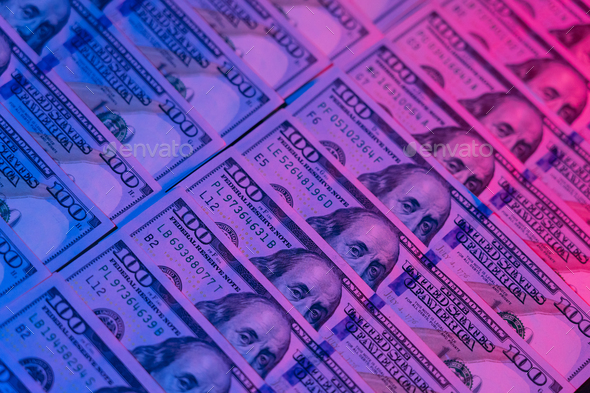 Nền tiền được chiếu sáng bằng đèn đỏ và xanh tạo nên hiệu ứng sáng tạo độc đáo và thú vị. Để thấy rõ được sự tinh tế của mẫu tiền của bạn, hãy xem ngay hình ảnh đầy màu sắc này.