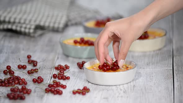 Creme brulee dessert with red currant, Creme brulee with fresh berry alt
